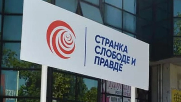 Dom zdravlja zasut smećem